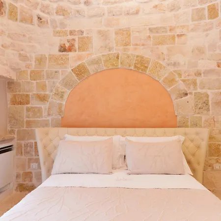 Trulli Petrantiqua Con Piscina ロコロトンド